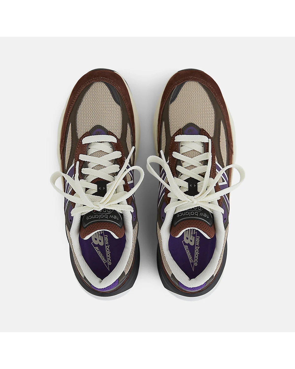 Подошва кроссовок New Balance 990v6 с фиолетовым логотипом и мягкой конструкцией