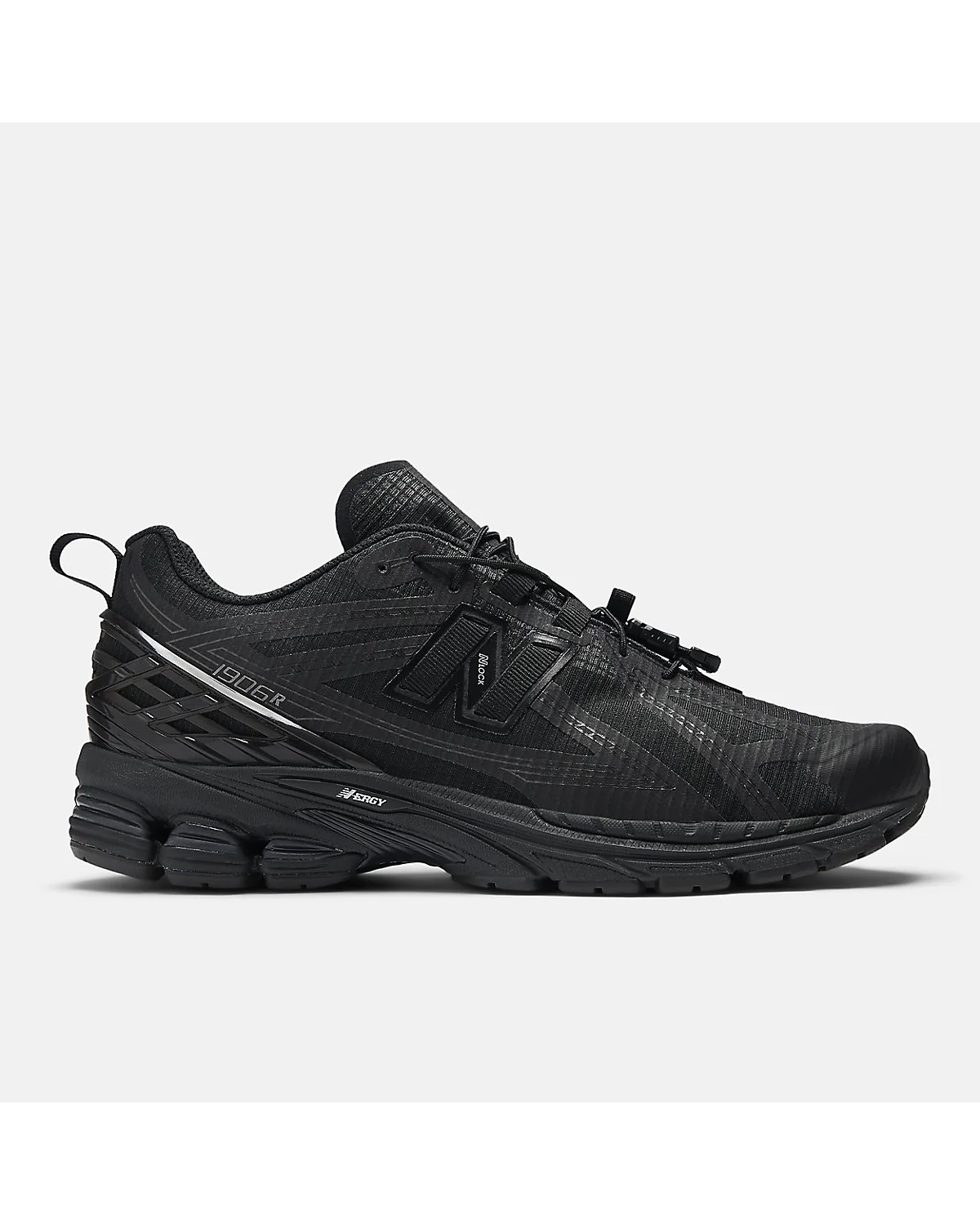 Чёрные кроссовки New Balance 1906R с серебристыми деталями, вид сбоку