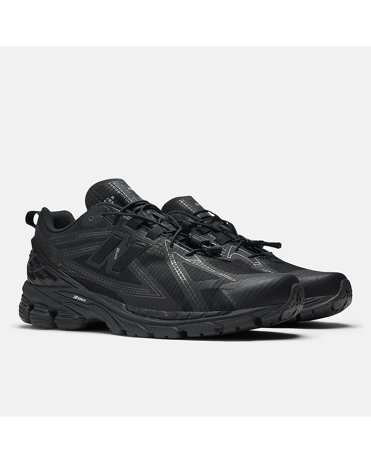Кроссовки New Balance 1906R с видимыми деталями и объёмной подошвой, боковой вид