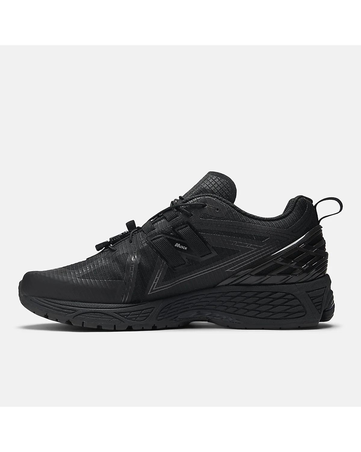 Подошва кроссовок New Balance 1906R с видимой структурой и брендингом