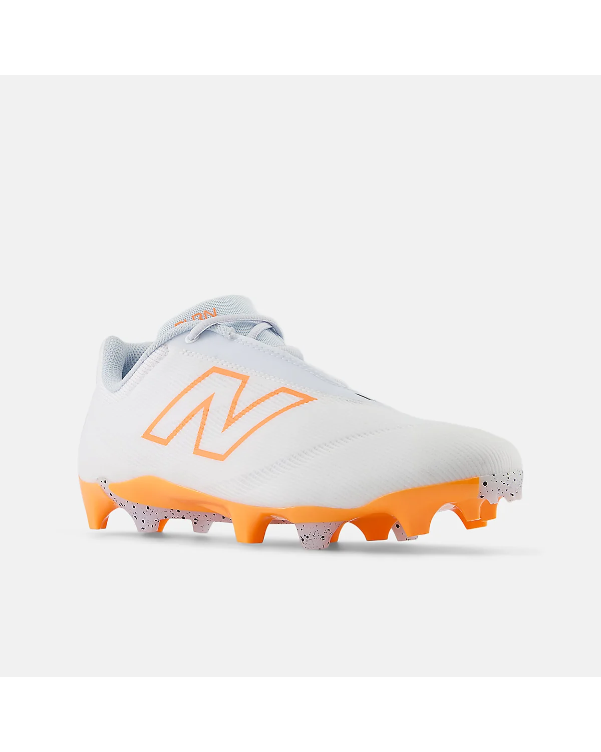 Нижняя часть кроссовок New Balance BurnX4 с оранжевыми шипами и белыми элементами.
