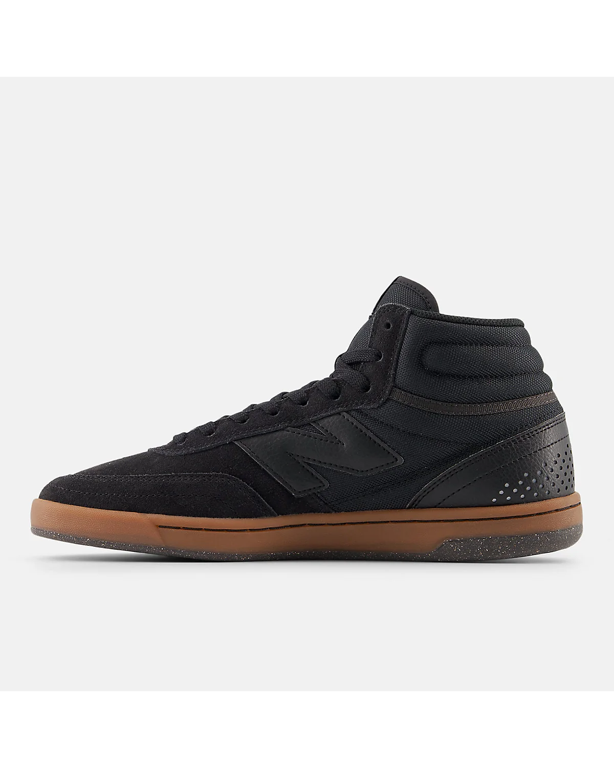 Подошва кроссовок New Balance Numeric 440 High V2 с бежевой резиной и чёрной основой.