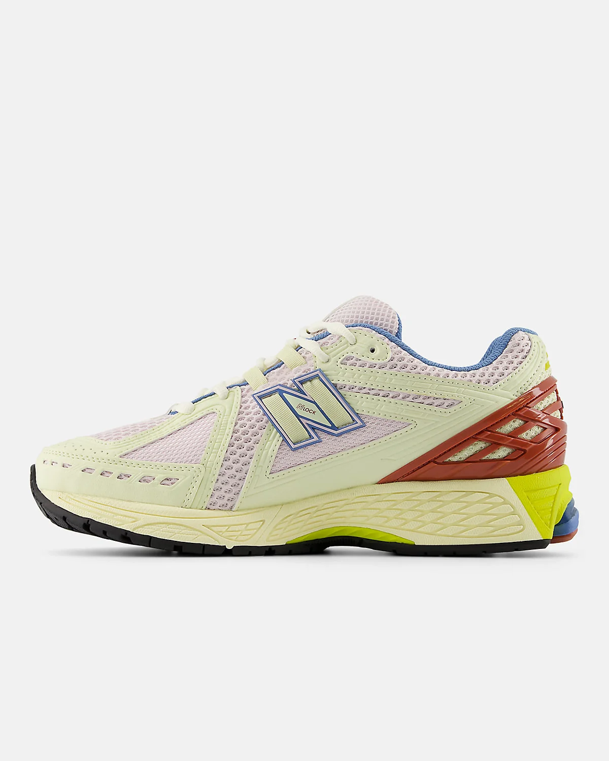 Деталь градиента и текстуры верха кроссовок New Balance 1906R.