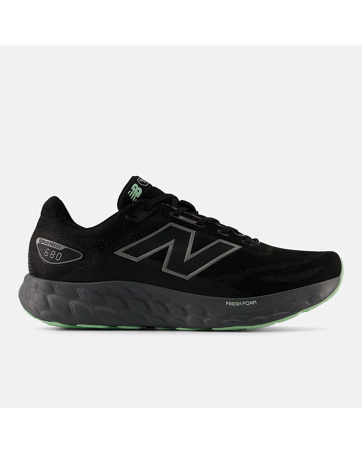 Чёрные кроссовки New Balance Fresh Foam 680v8 Waterproof, вид сбоку.