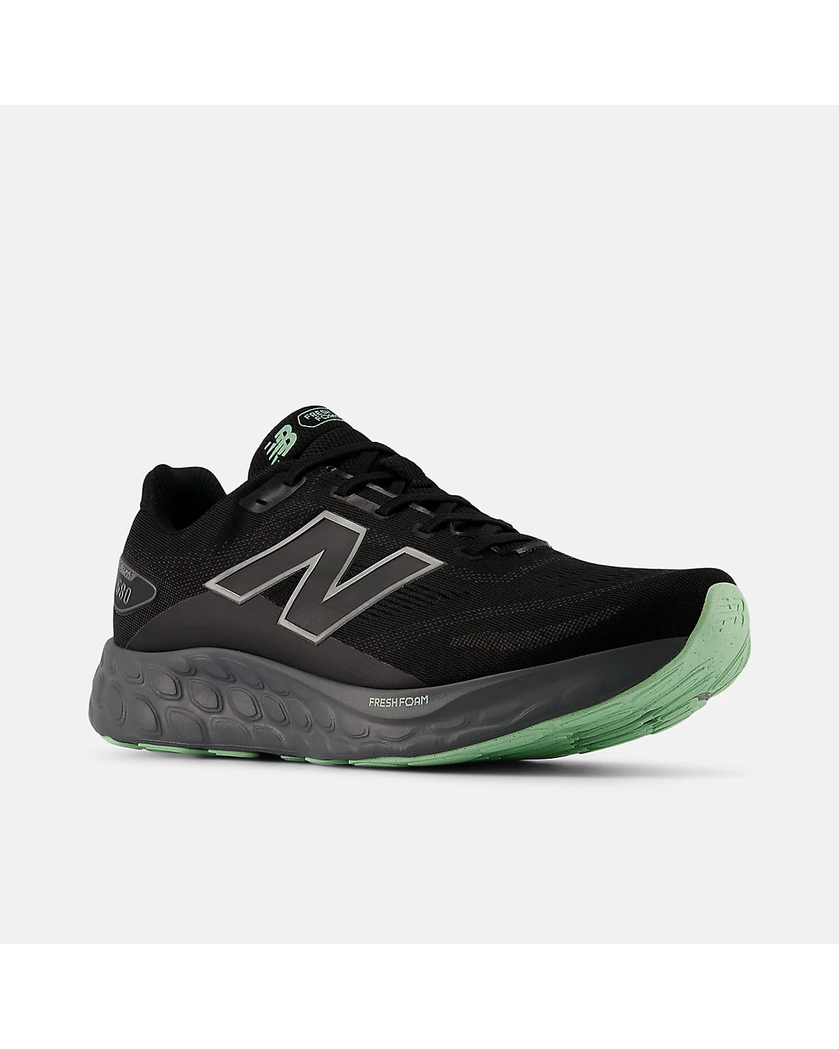 Кроссовки New Balance Fresh Foam 680v8, вид спереди с зелёным элементом.