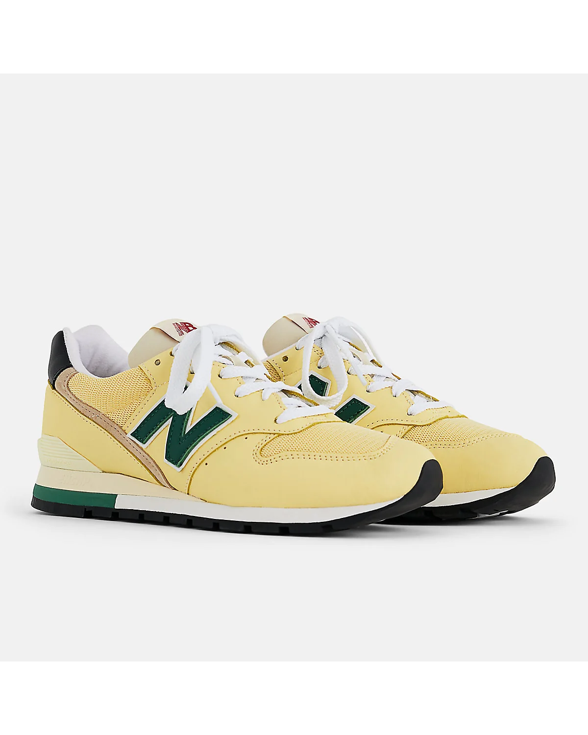 Кроссовки New Balance 996 в жёлто-белой палитре, трёхчетвертной вид с дизайном.