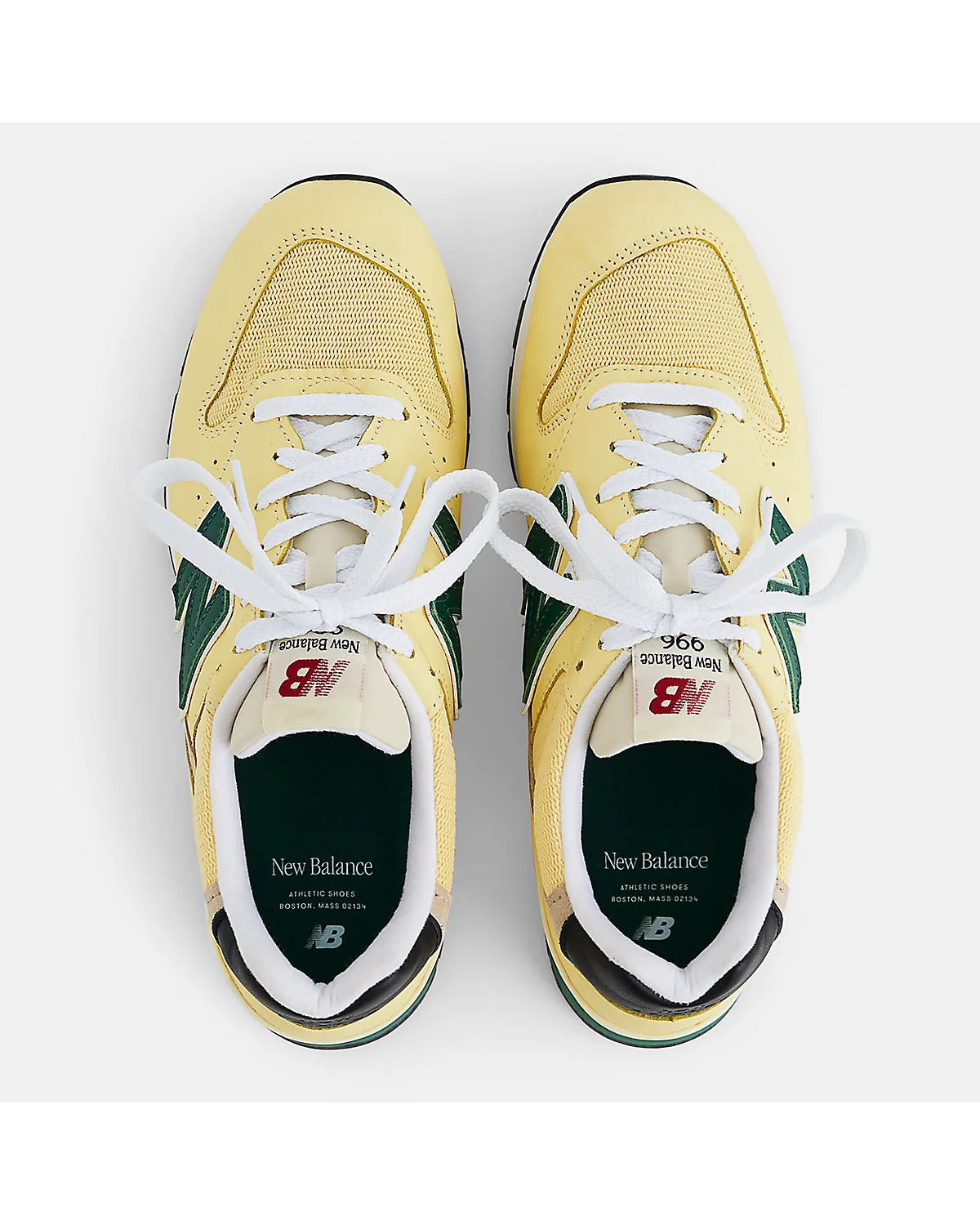 Вид сверху на кроссовки New Balance 996, видны логотип и подошва.