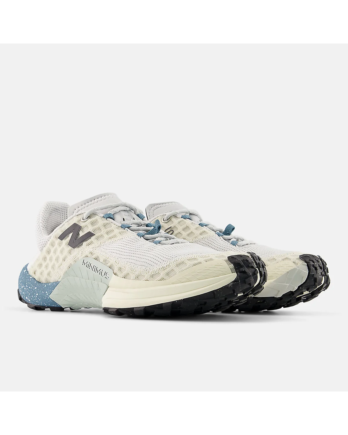 Кроссовки New Balance Minimus Trail в профиль, видна структура трейлового верха.