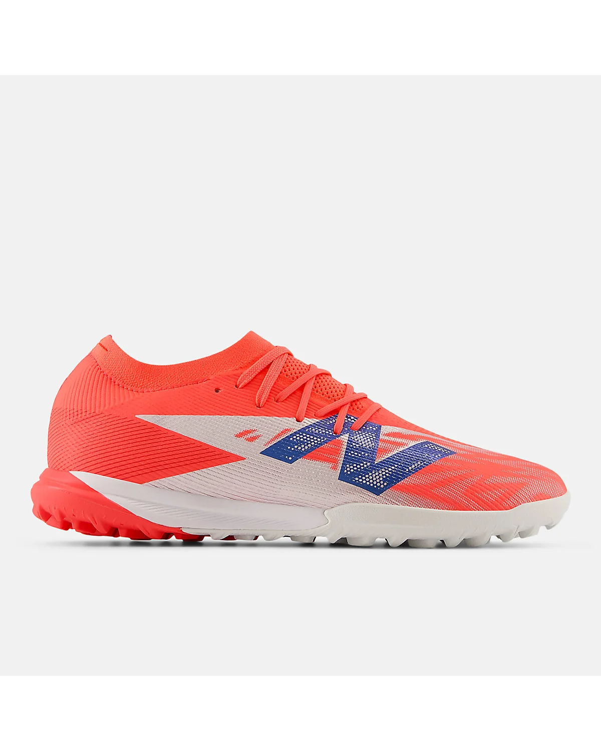 Ярко-красные кроссовки New Balance Furon Elite TF с синими вставками, вид сбоку.