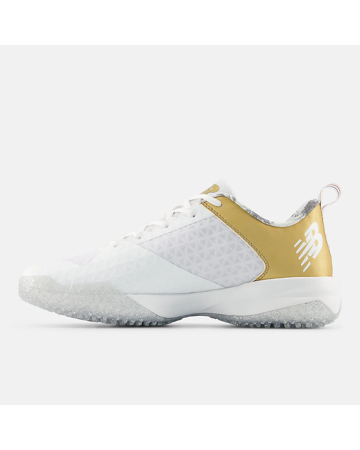 Крупный план материала New Balance 4040: кожа, сетка и золотые вставки.