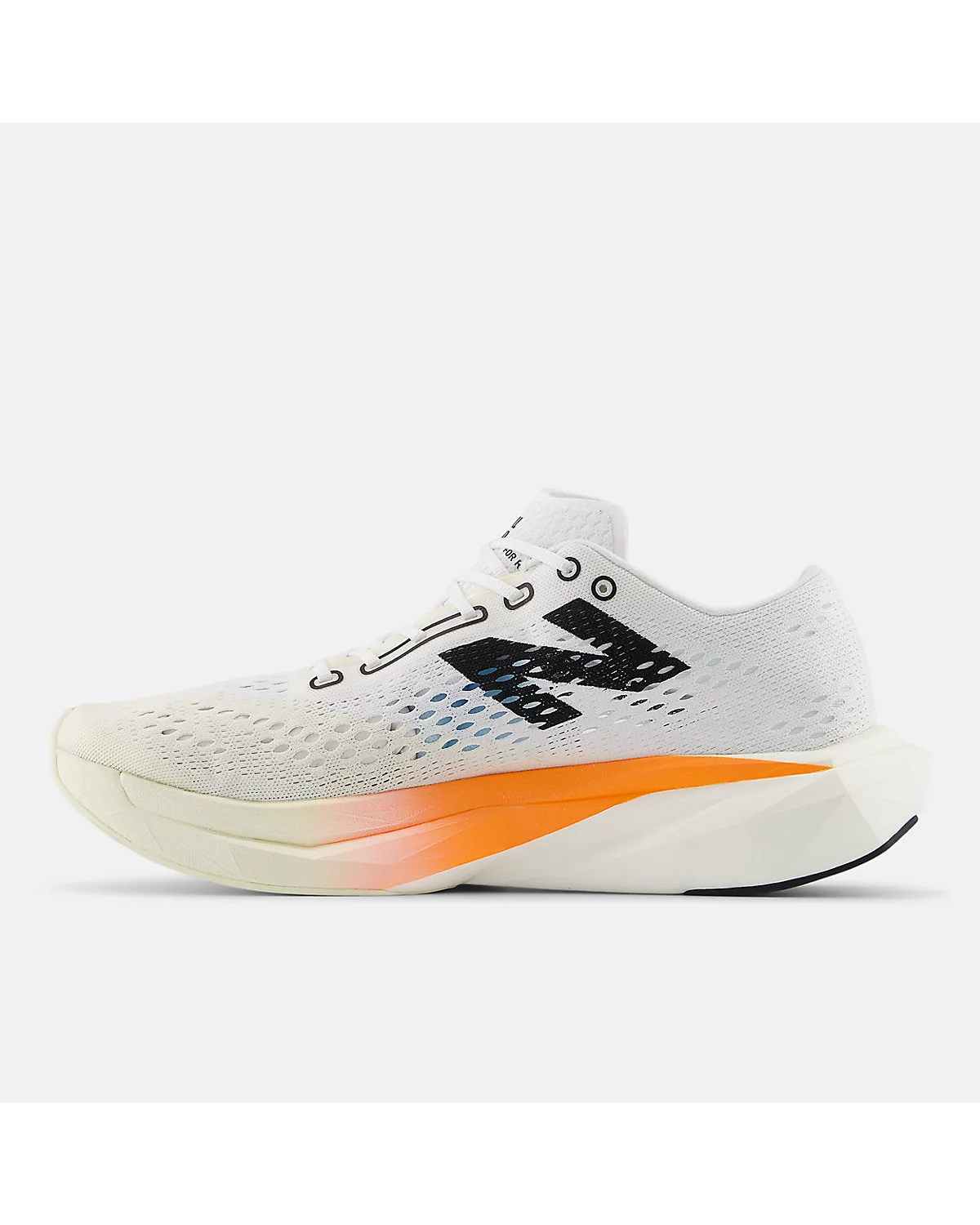 Подошва кроссовок New Balance FuelCell SuperComp Pacer с видимой пеной и рисунком.