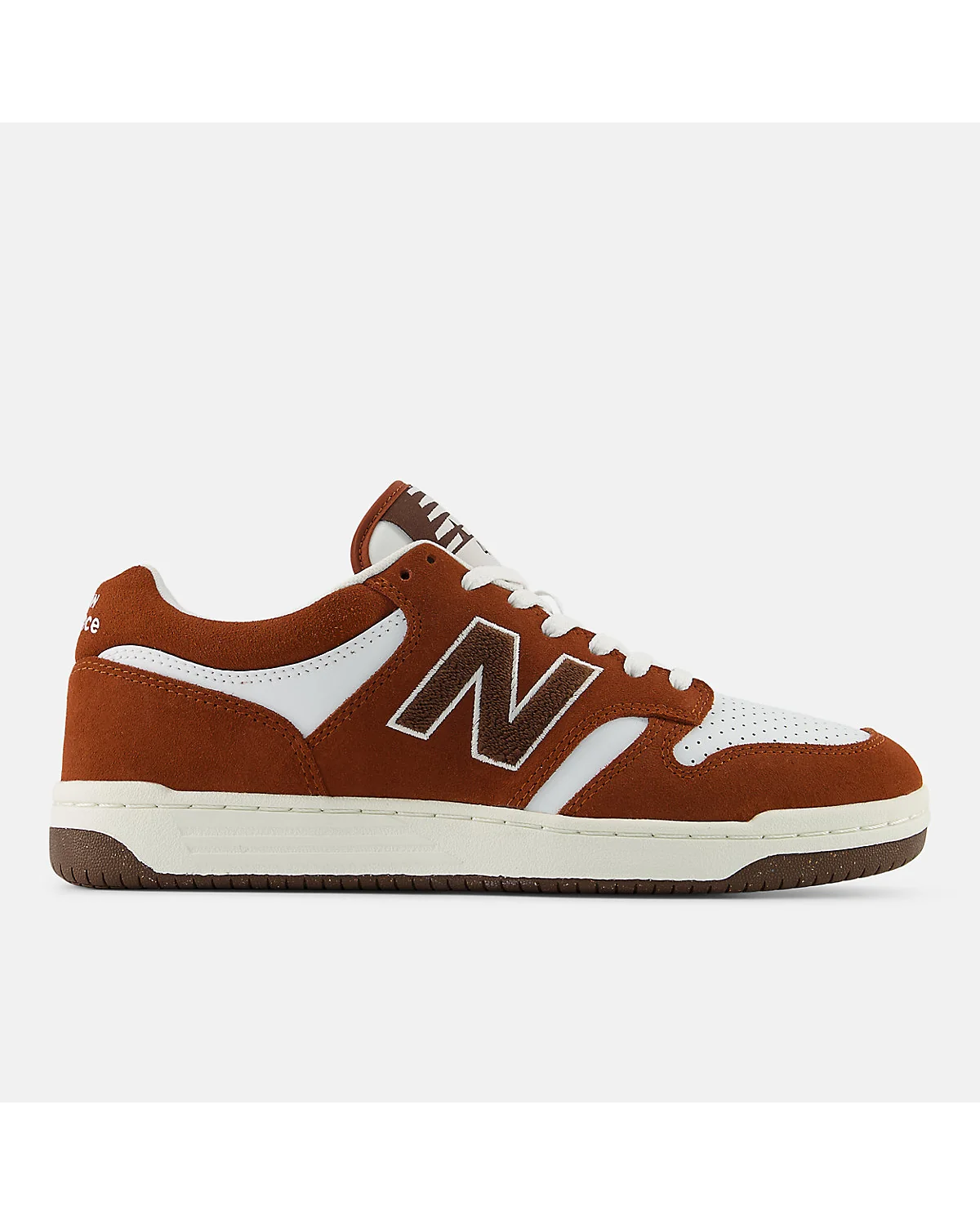 Коричневые кроссовки New Balance 480 L с белыми вставками, вид сбоку.