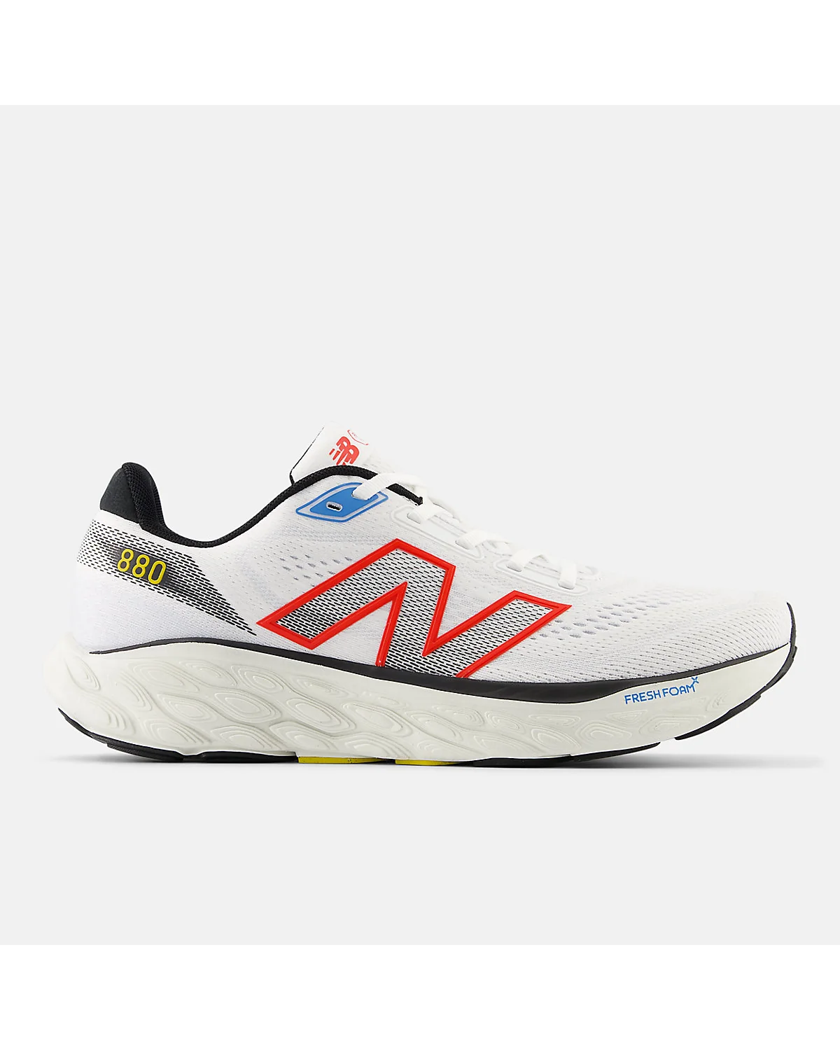 Белые кроссовки New Balance Fresh Foam X 880v14 с красным логотипом, вид сбоку