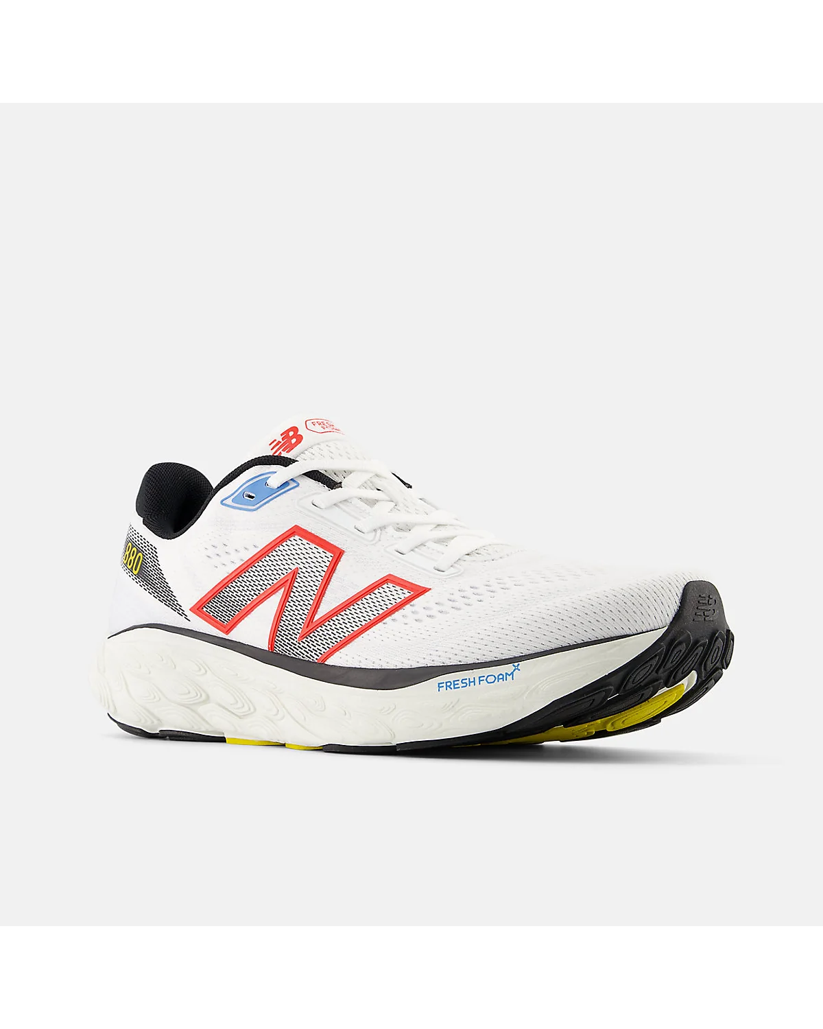 Пара белых кроссовок New Balance 880v14, вид сверху и спереди