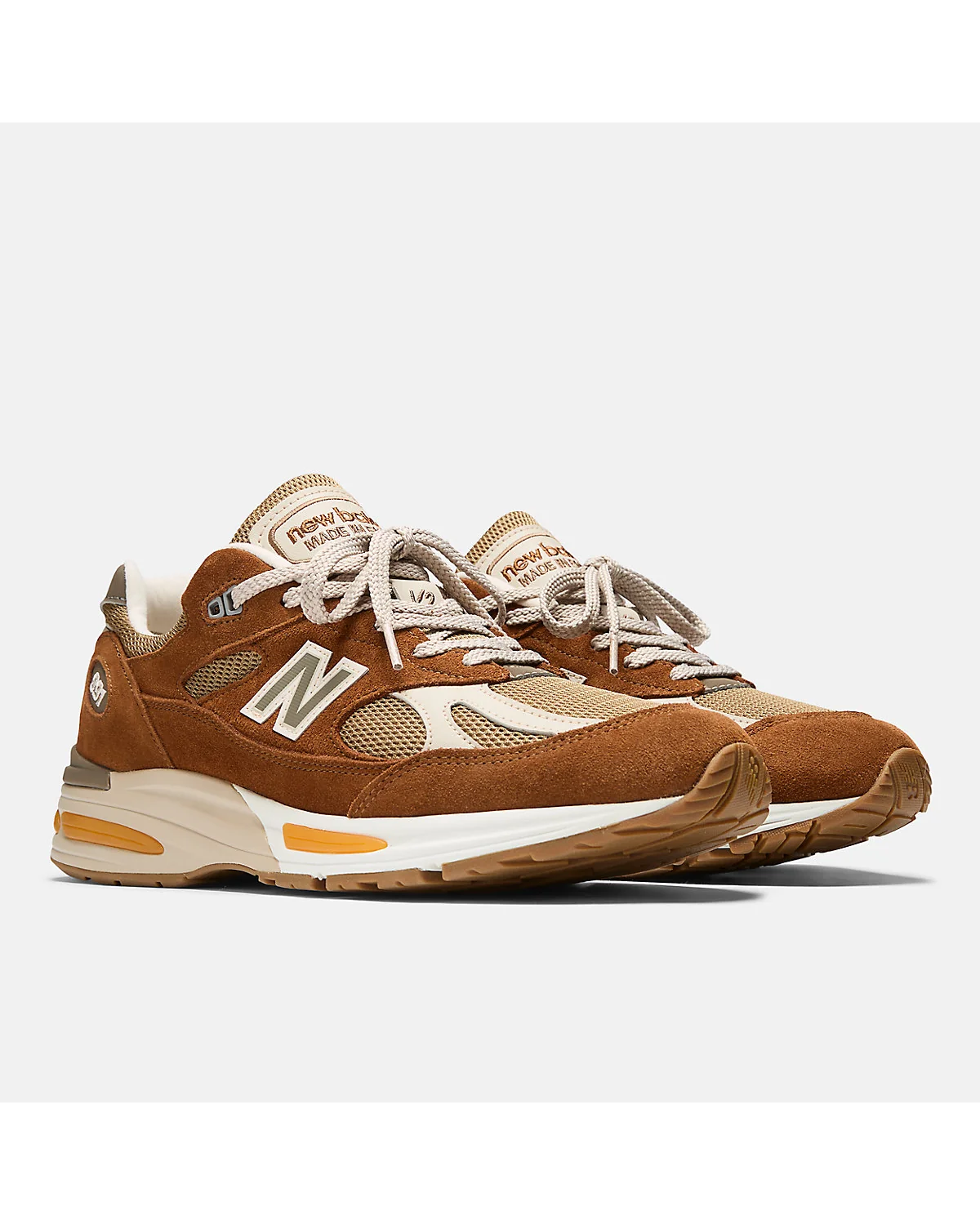 Пара коричневых кроссовок New Balance 991v2 Iconic Influences, вид спереди