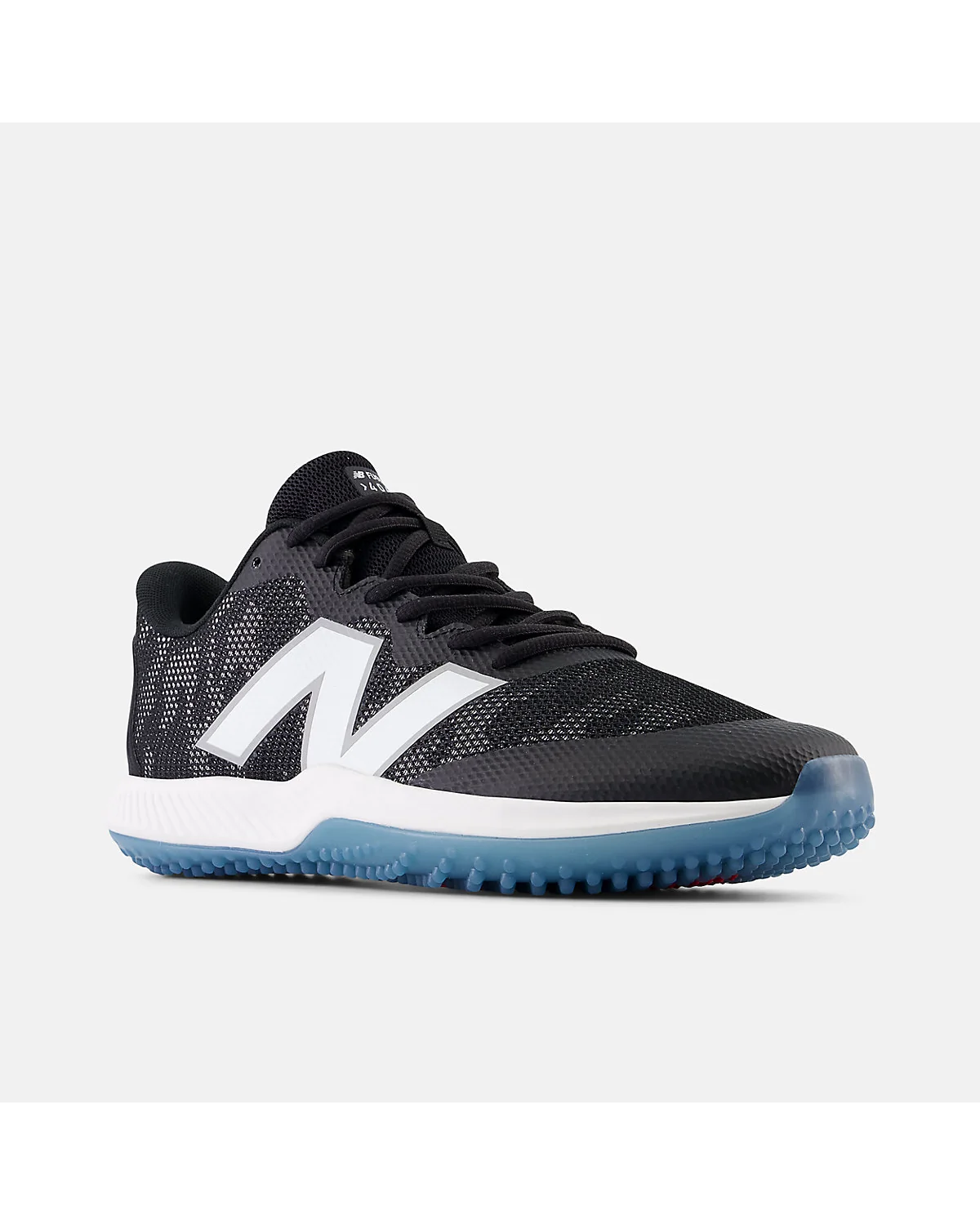 Чёрные кроссовки New Balance FuelCell 4040v7 Turf, вид спереди и под углом