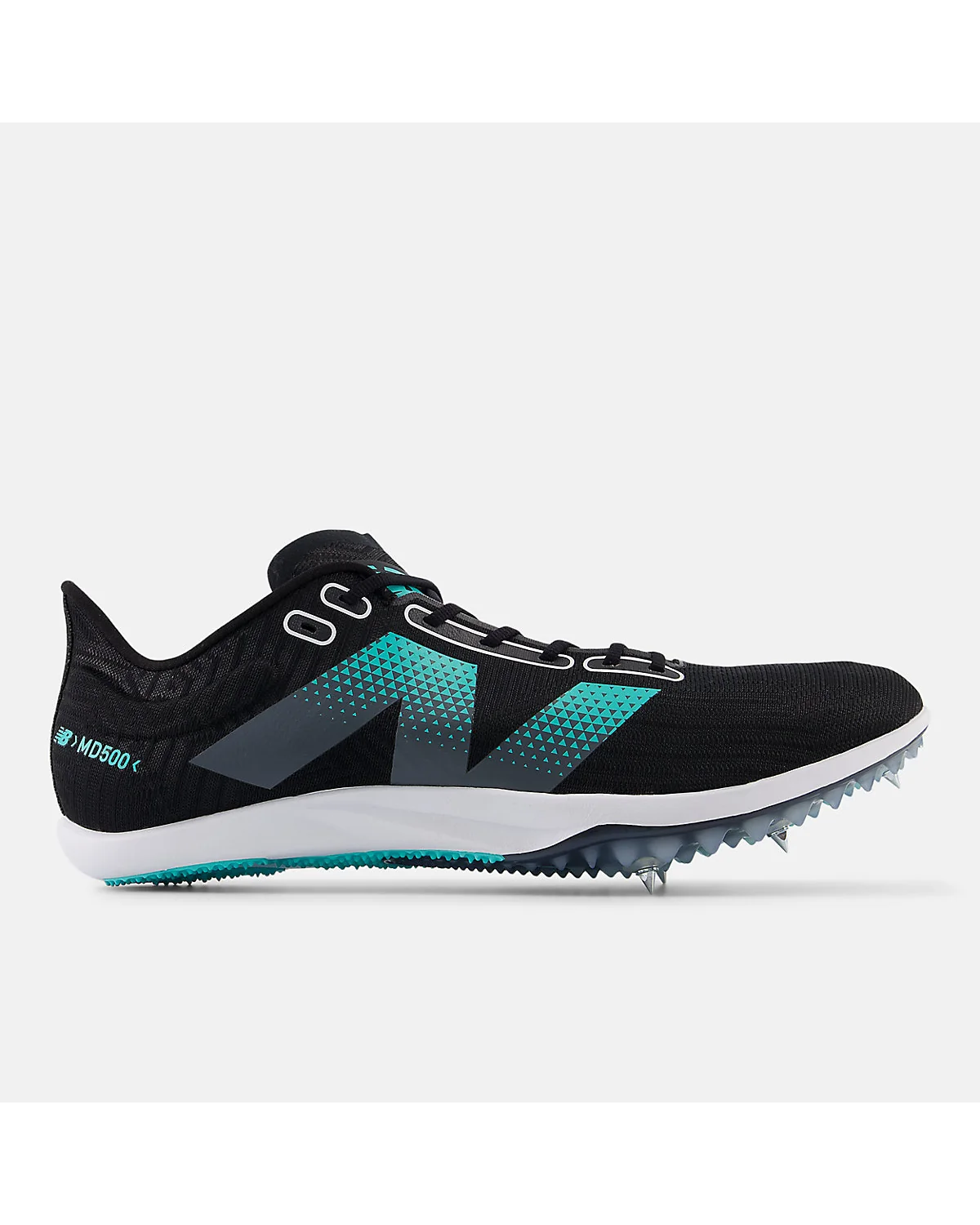 Чёрные беговые шиповки New Balance FuelCell MD500 v9 с бирюзовым и графитовым акцентом, вид сбоку.