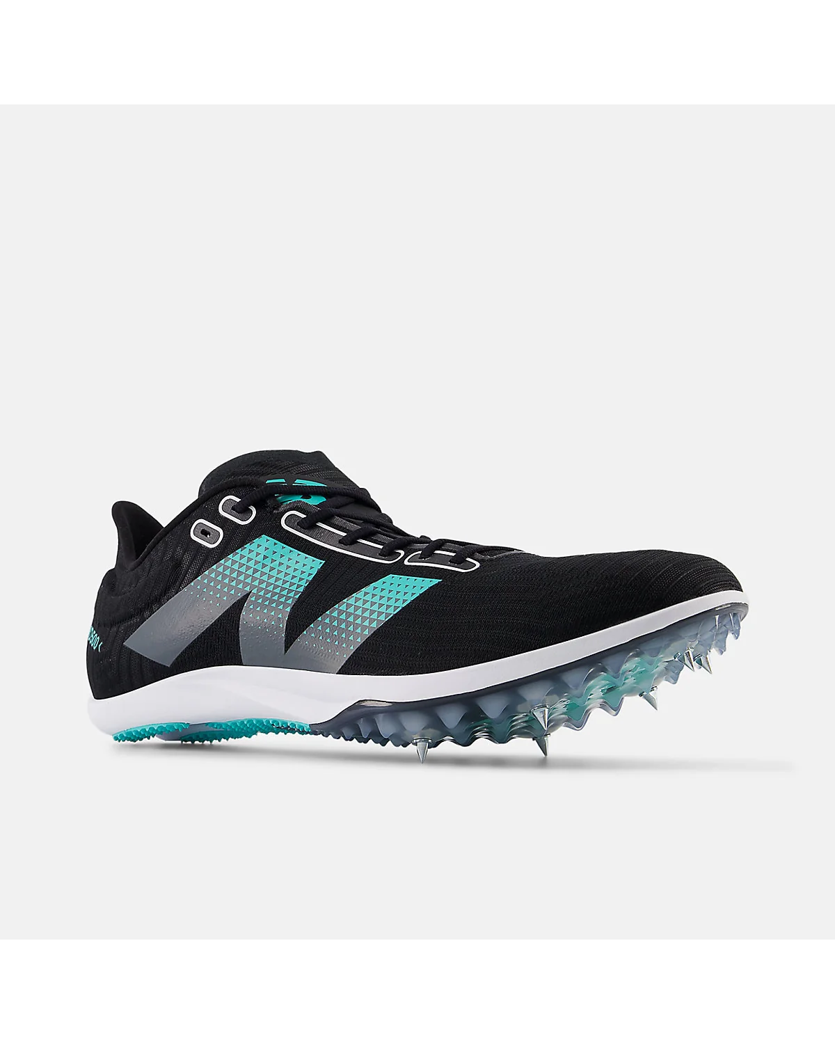 Подошва шиповок New Balance FuelCell MD500 v9 с металлическими шипами для трека.