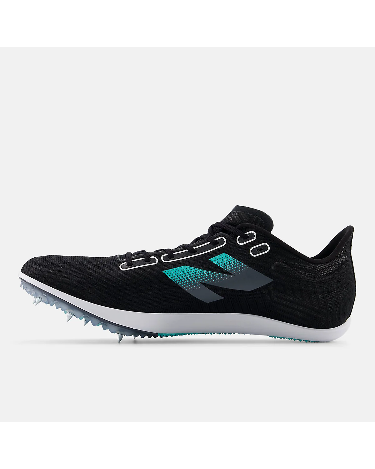 Чёрные шиповки New Balance FuelCell MD500 v9 в ракурсе три четверти.