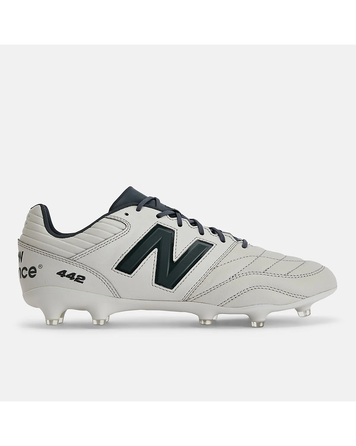 Серые бутсы New Balance 442 PRO FG V2 с чёрным логотипом, вид сбоку.