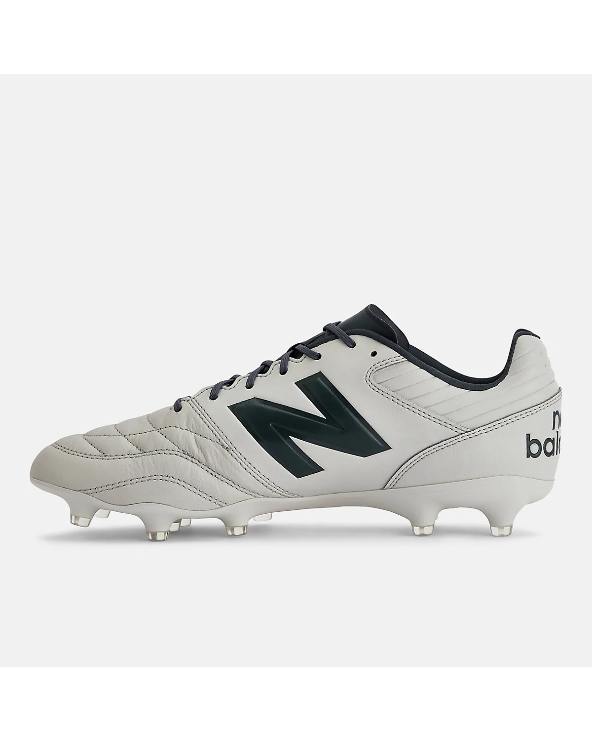 Бутсы New Balance 442 PRO FG V2 в профиль с видом подошвы.