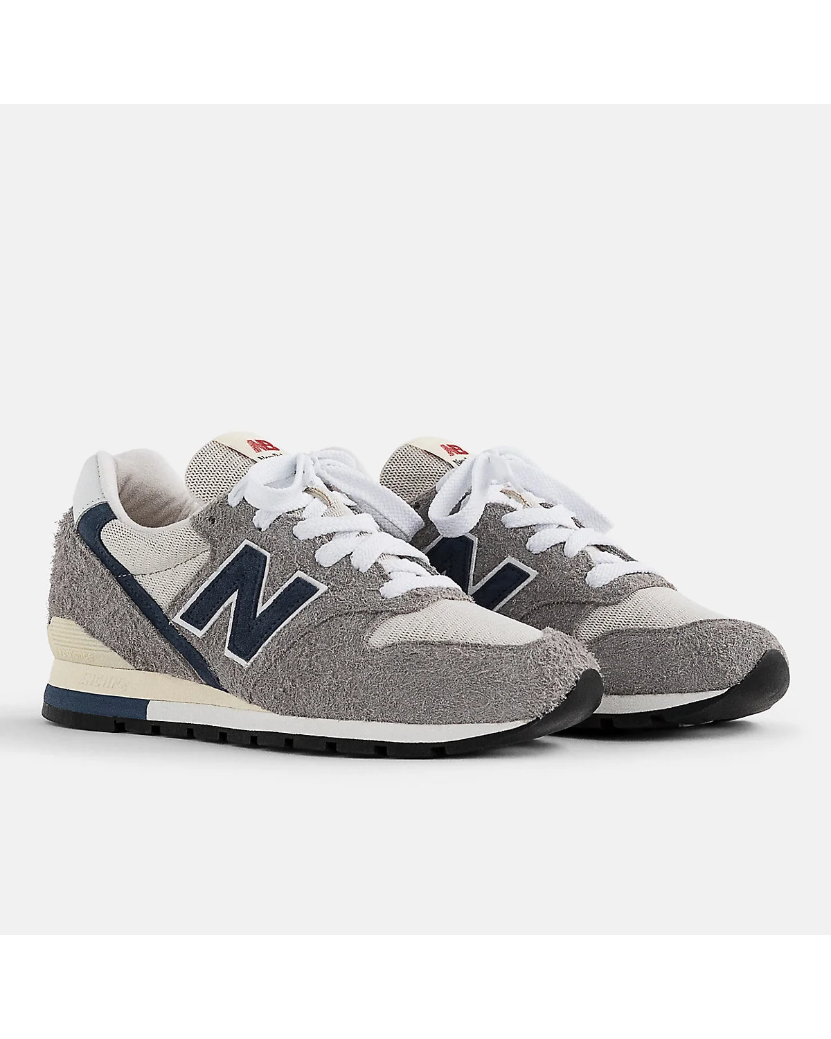Две кроссовки New Balance Made in USA 996 спереди с видом силуэта.