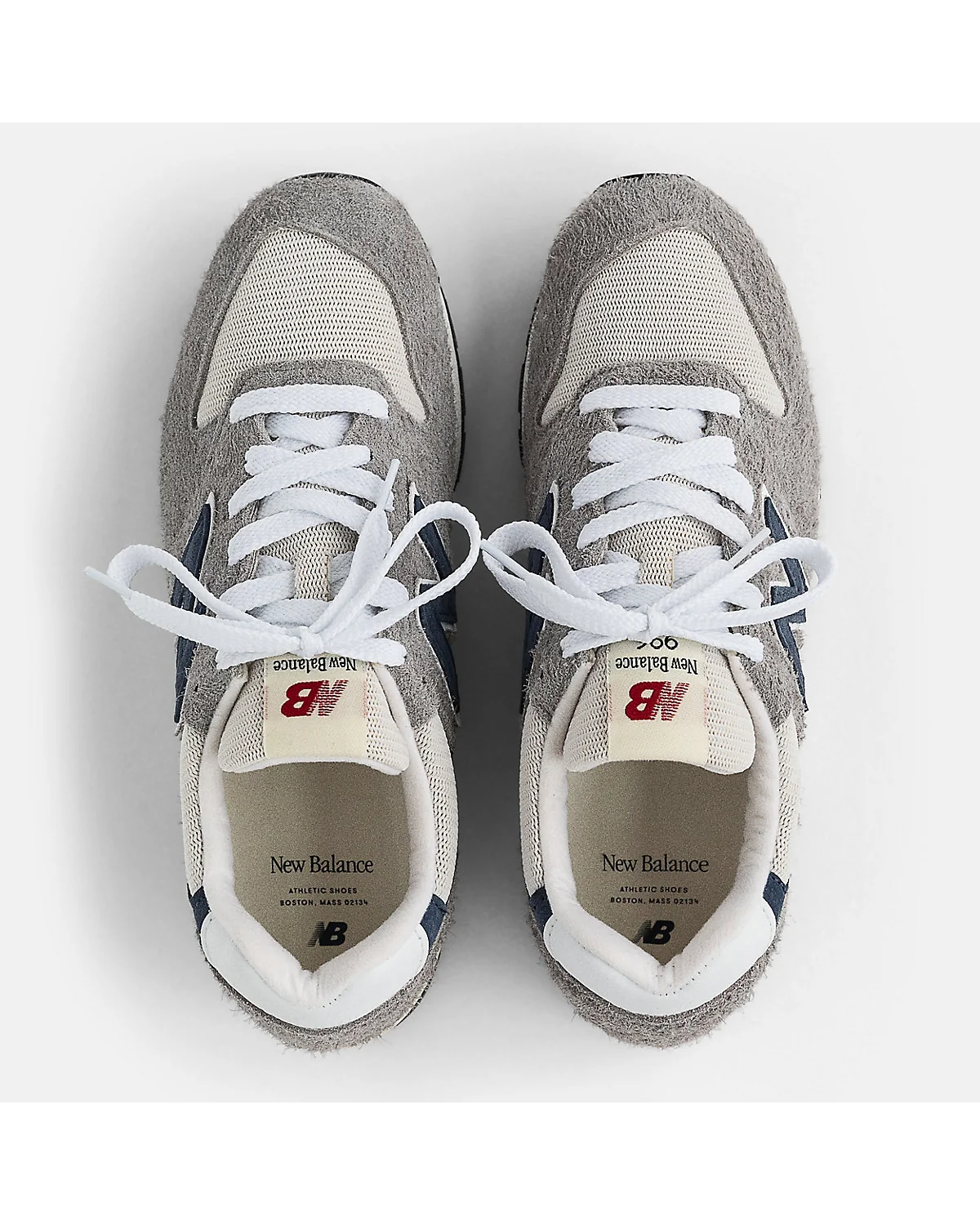 Кроссовки New Balance Made in USA 996 сбоку с видом замшевой текстуры.