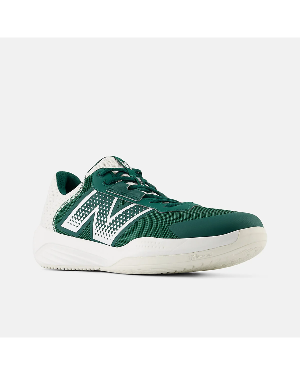 Две кроссовки New Balance 696v6 спереди с контрастным дизайном блоков.