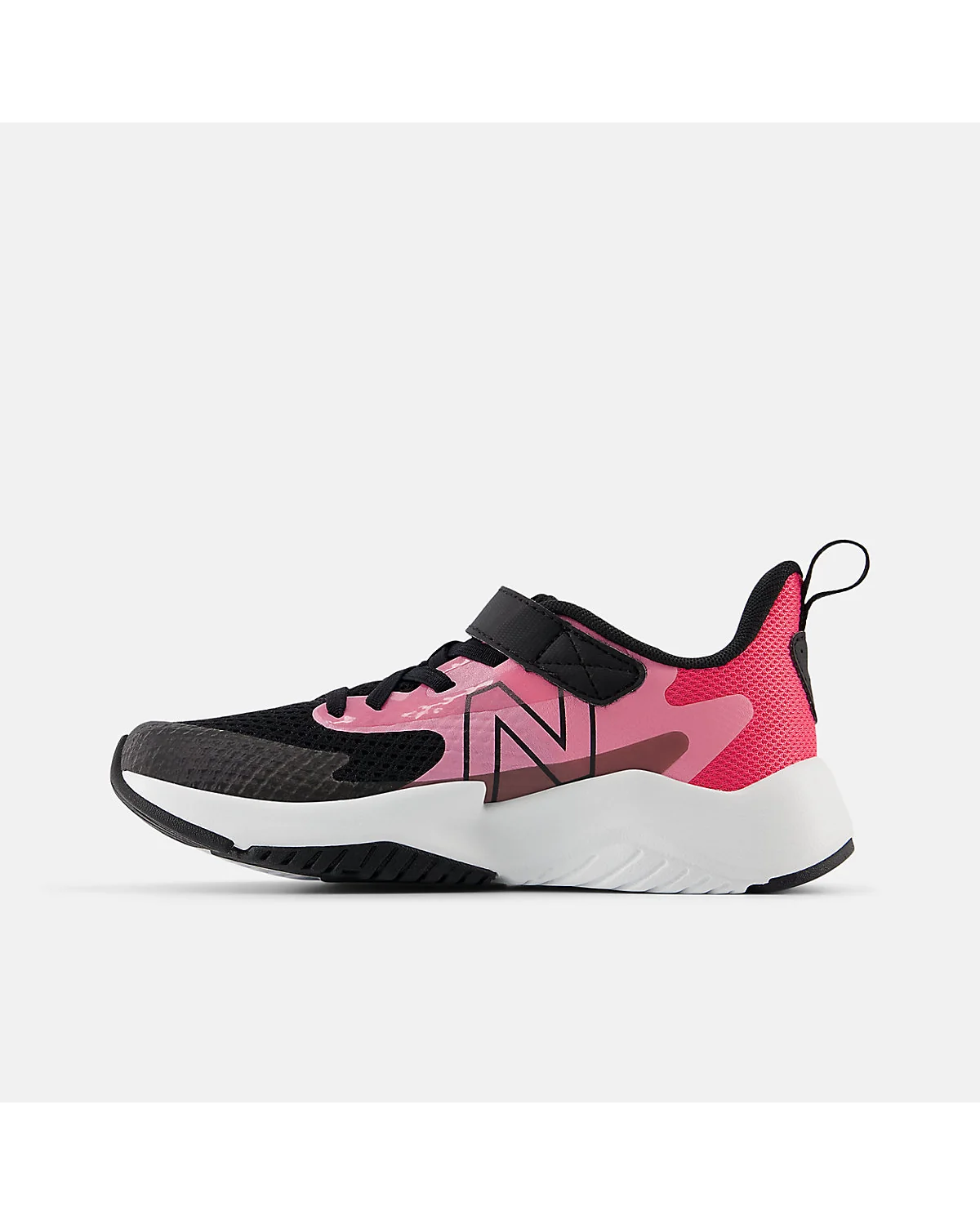 Крупный план ремешка и эластичной шнуровки кроссовок New Balance Rave Run v2