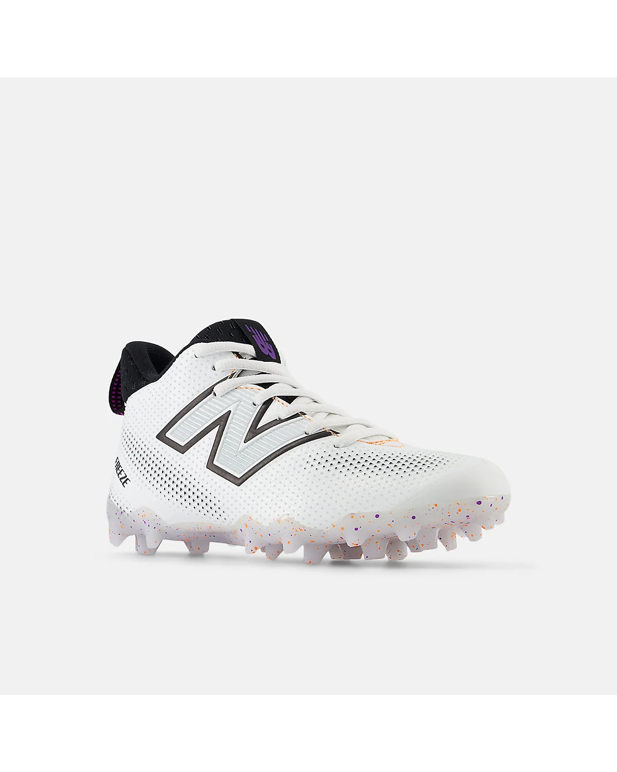 Белые бутсы New Balance FreezeLX v5 под другим углом