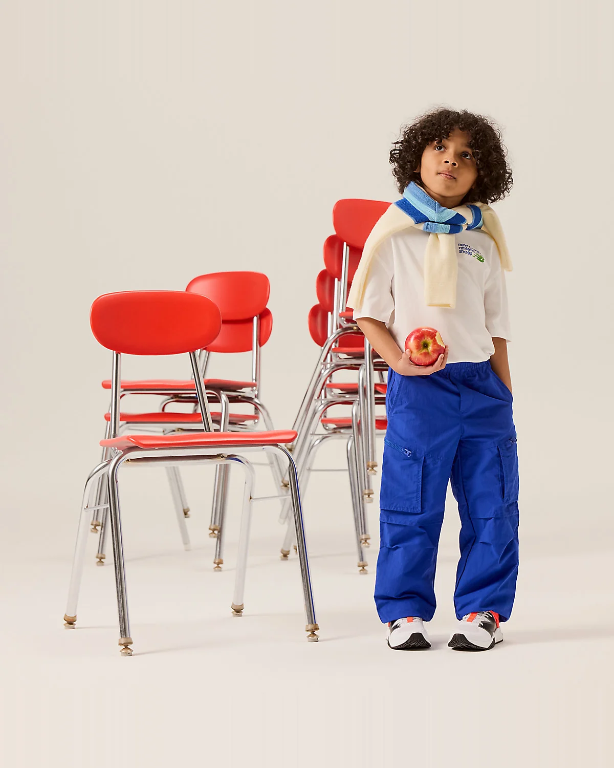 Синие кроссовки New Balance FuelCell Play под другим углом