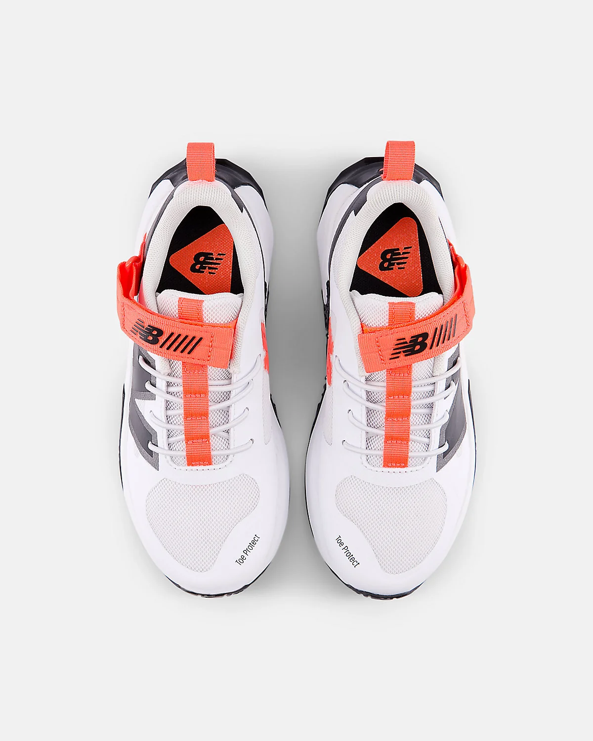 Крупный план логотипа и сетчатой конструкции New Balance FuelCell Play