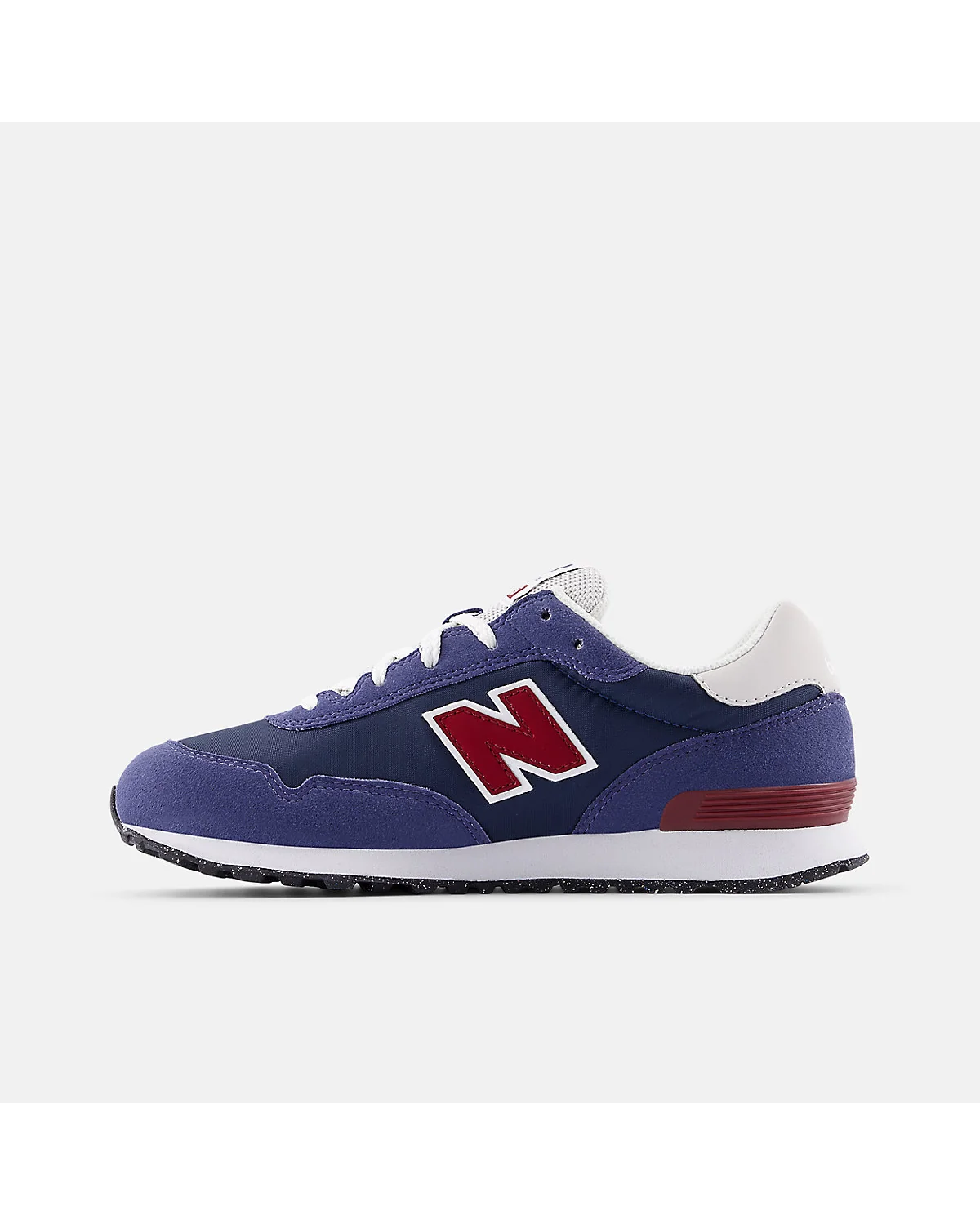 Подошва и вид сзади голубых кроссовок New Balance 515 с красным элементом пятки