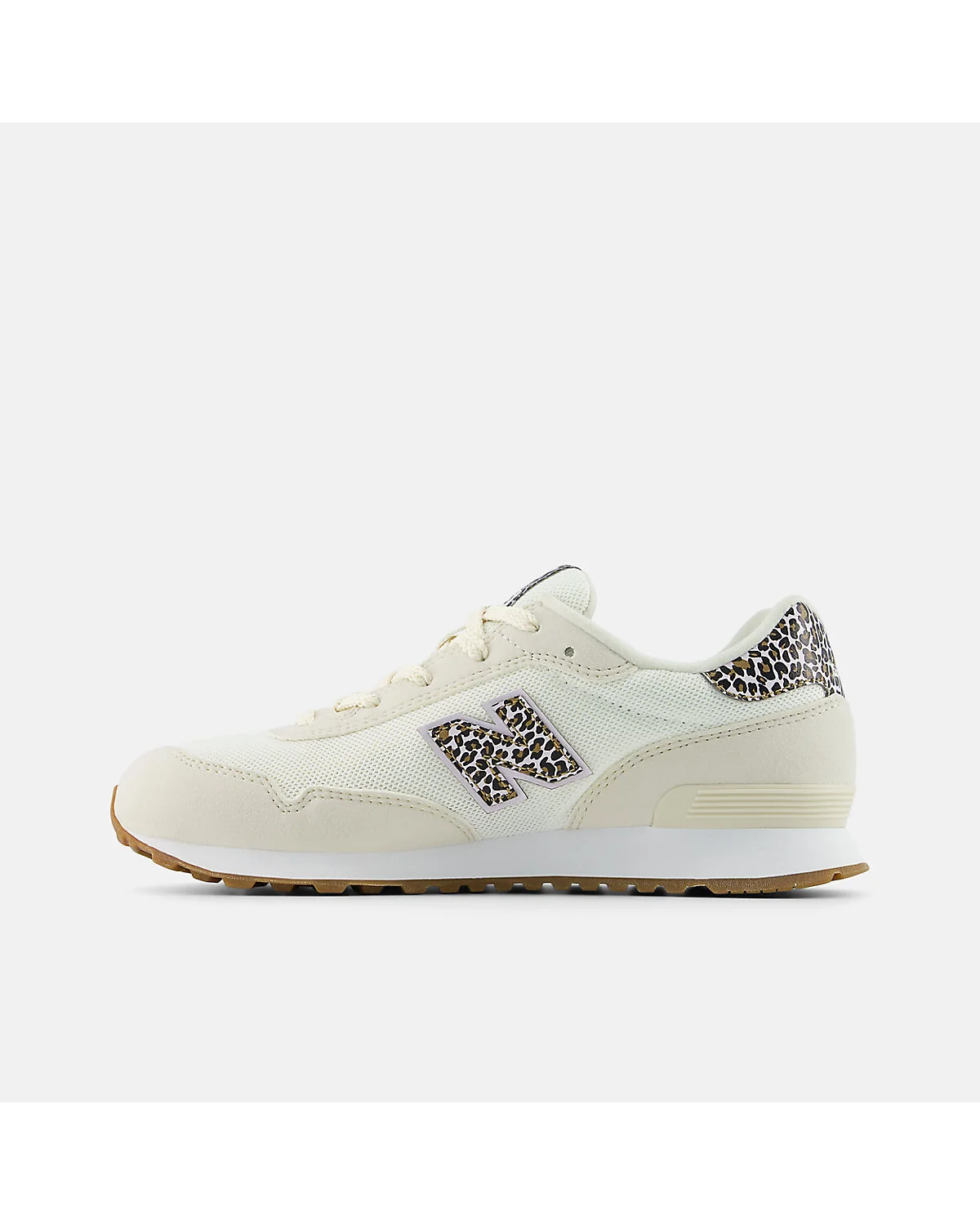 Крупный план материала кроссовок New Balance 515 с леопардовым принтом