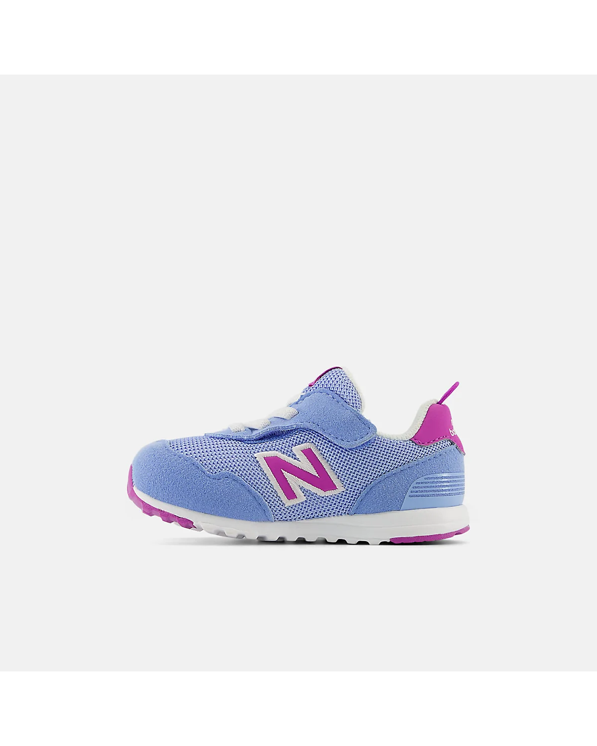 Крупный план голубой сетки и розовых деталей кроссовок New Balance 515