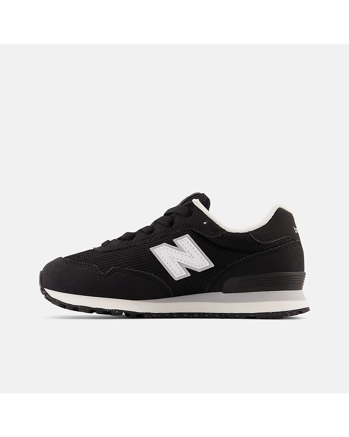 Задняя часть чёрных детских кроссовок New Balance 515 с белой подошвой