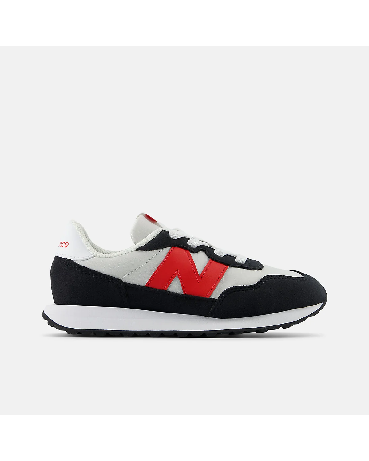 Серые детские кроссовки New Balance 237 с красным акцентом, вид сбоку