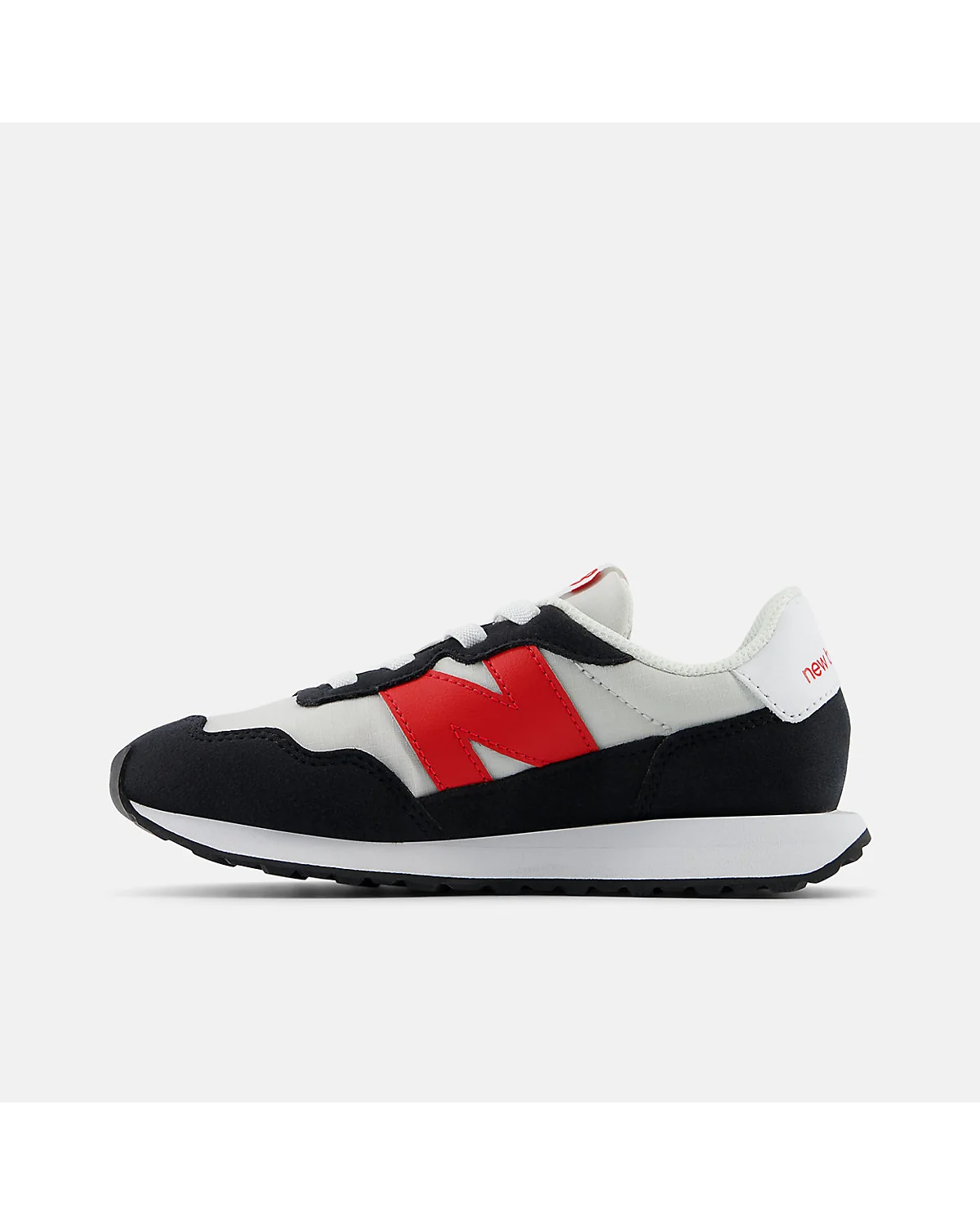 Задняя часть серо-красных детских кроссовок New Balance 237