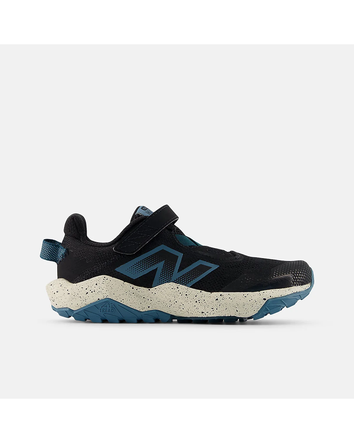 Чёрные детские кроссовки New Balance Nitrel с синим дизайном, вид сбоку