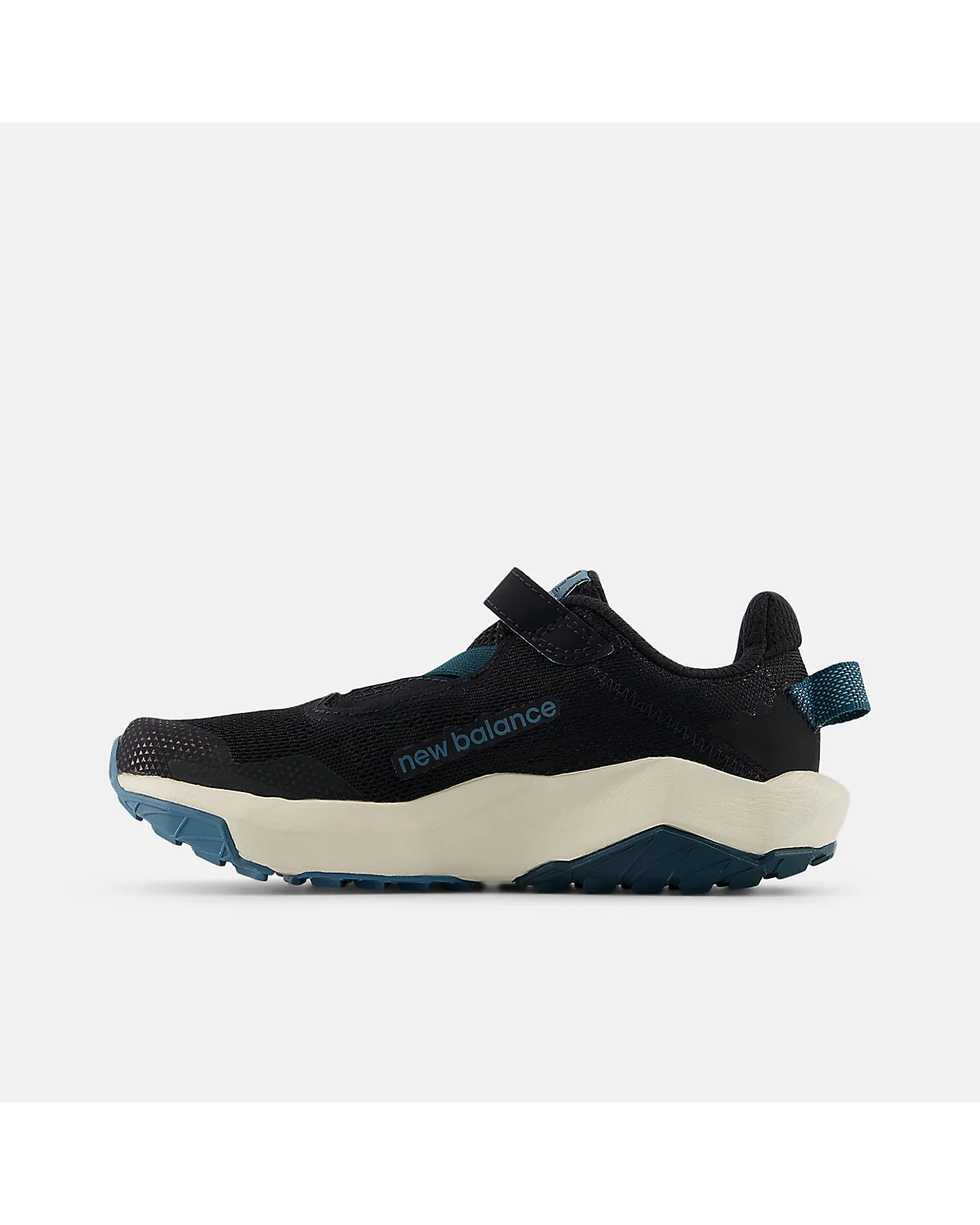 Чёрно-синие детские кроссовки New Balance Nitrel, ракурс три четверти с верхним ремешком