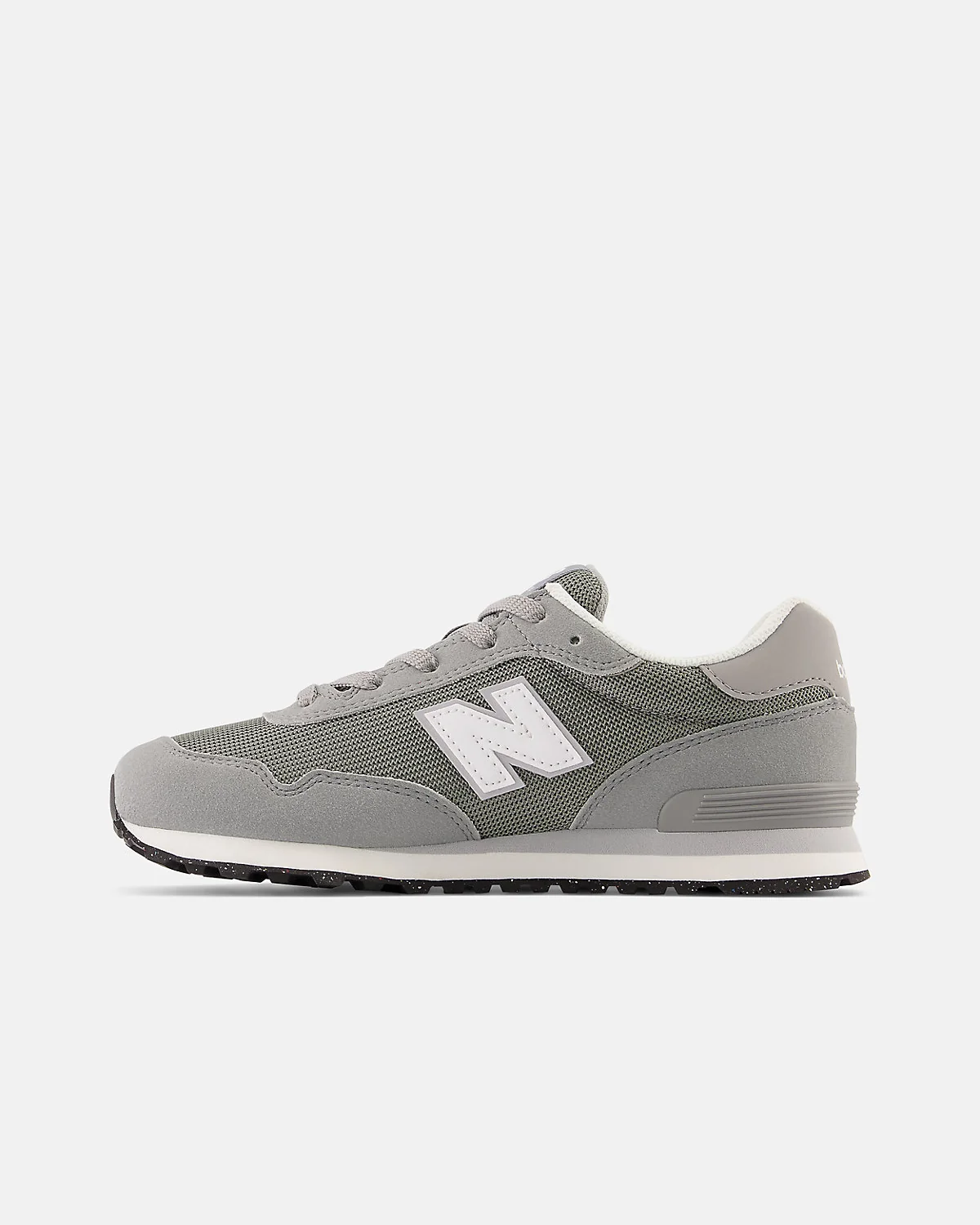 Задняя часть чёрных детских кроссовок New Balance 515 с белой подошвой