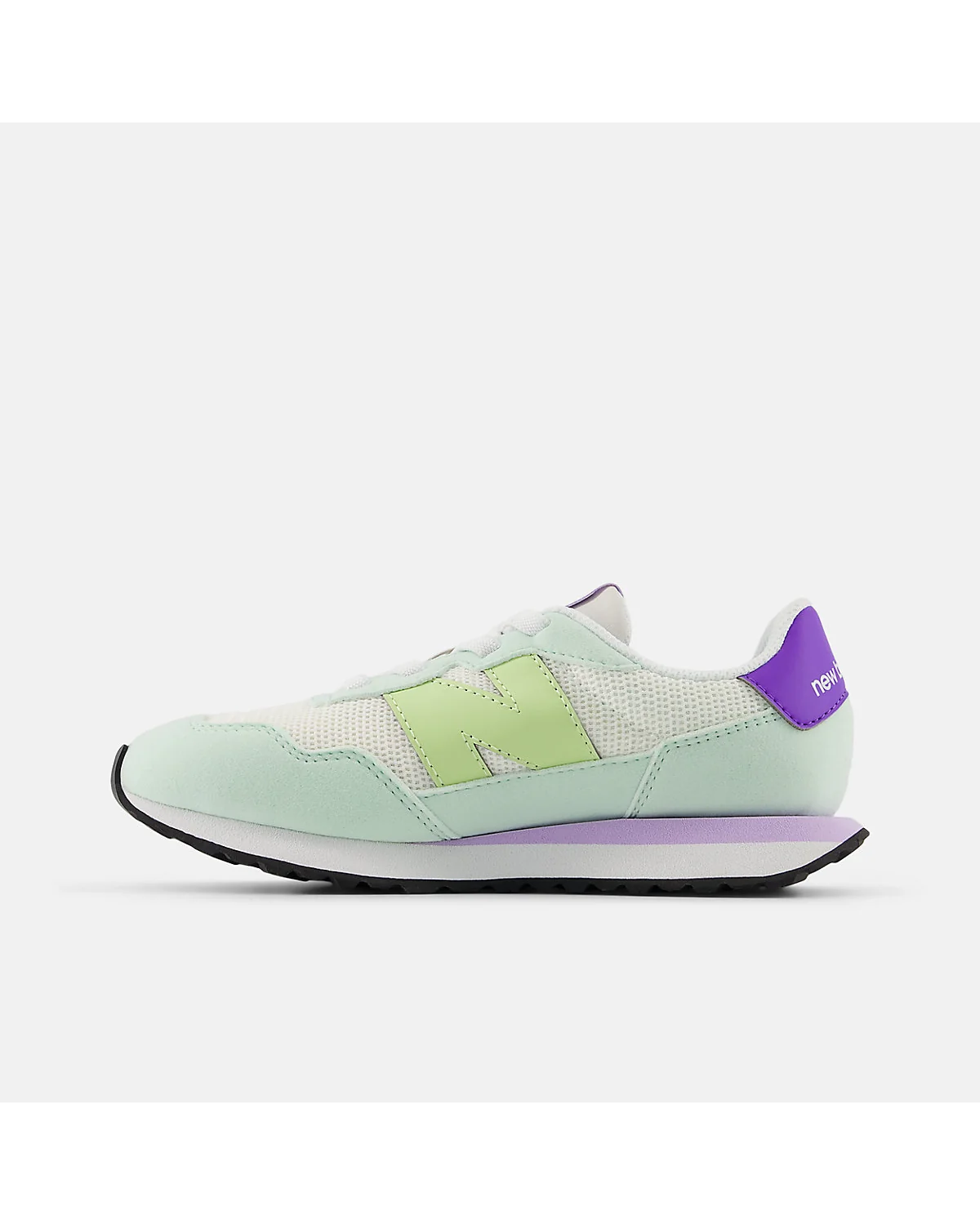 Подошва детских кроссовок New Balance 237 зелёно-фиолетовых, вид сзади.