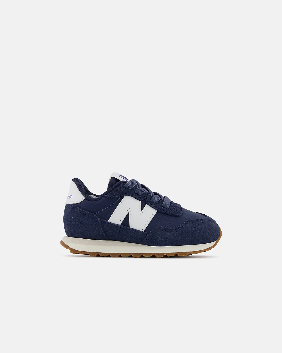 Серо-зелёные детские кроссовки New Balance 237 с фиолетовой отделкой, вид спереди.