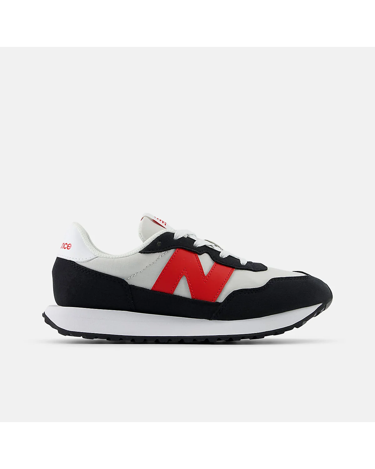 Серо-белые детские кроссовки New Balance 237 с красным логотипом, вид спереди.