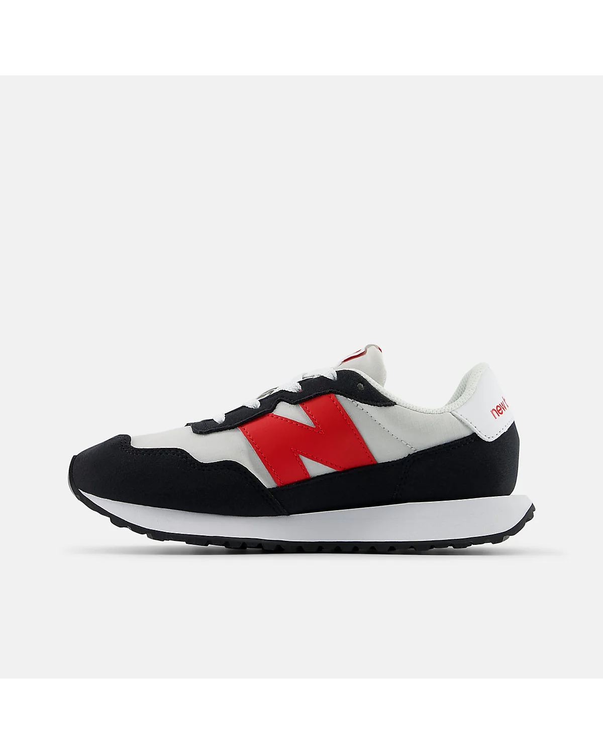 Подошва детских кроссовок New Balance 237 с красным акцентом, вид сзади.