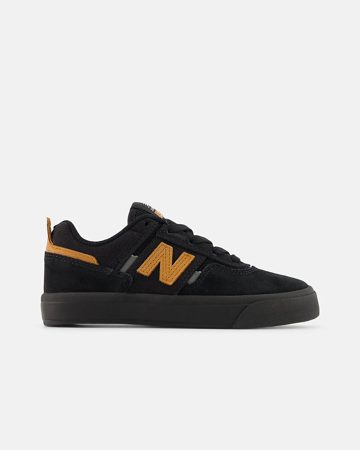 Детские кроссовки New Balance белые с чёрным логотипом и коричневым воротником, вид сбоку