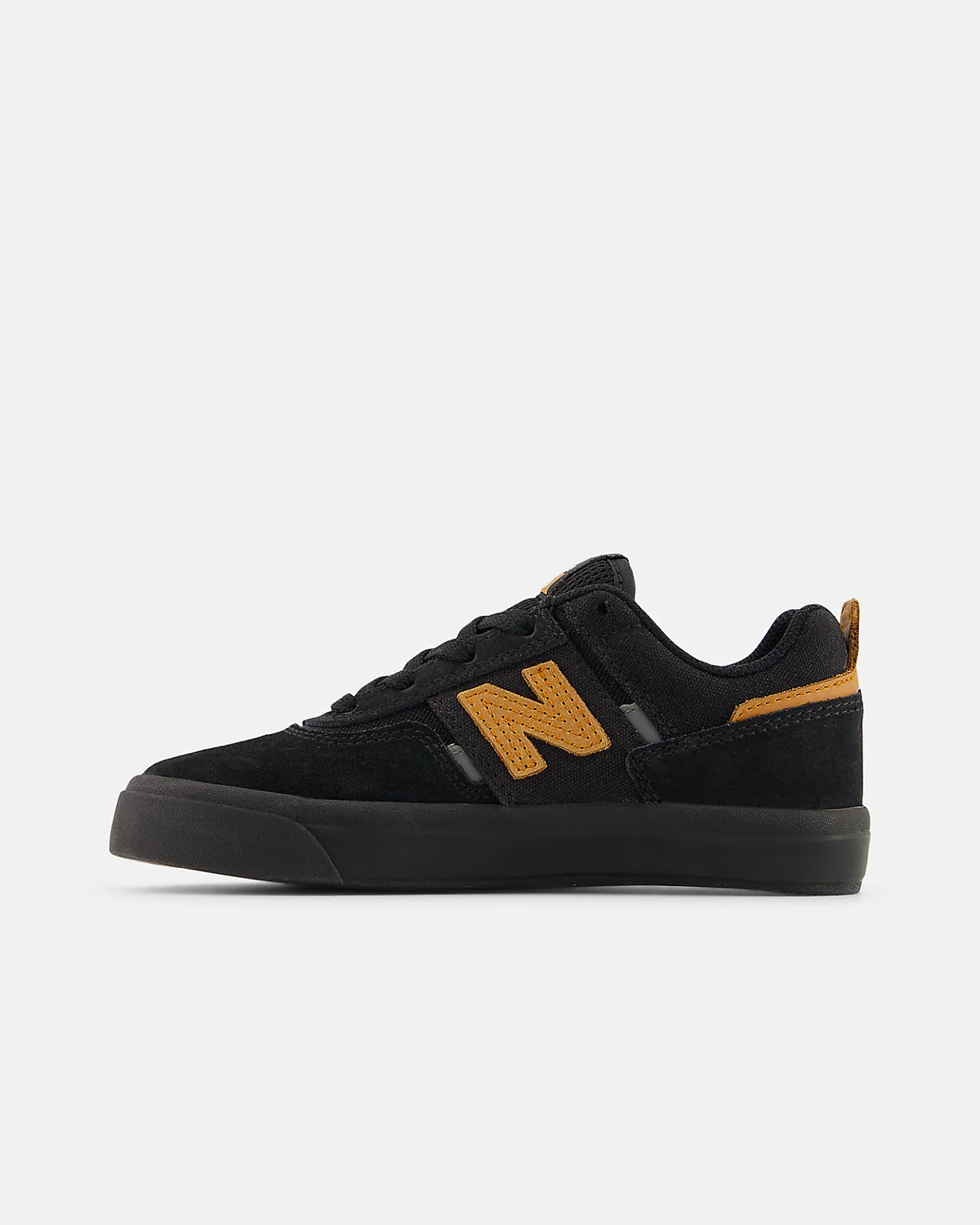 Подошва детских кроссовок New Balance белого цвета с коричневым накладом и рельефным протектором