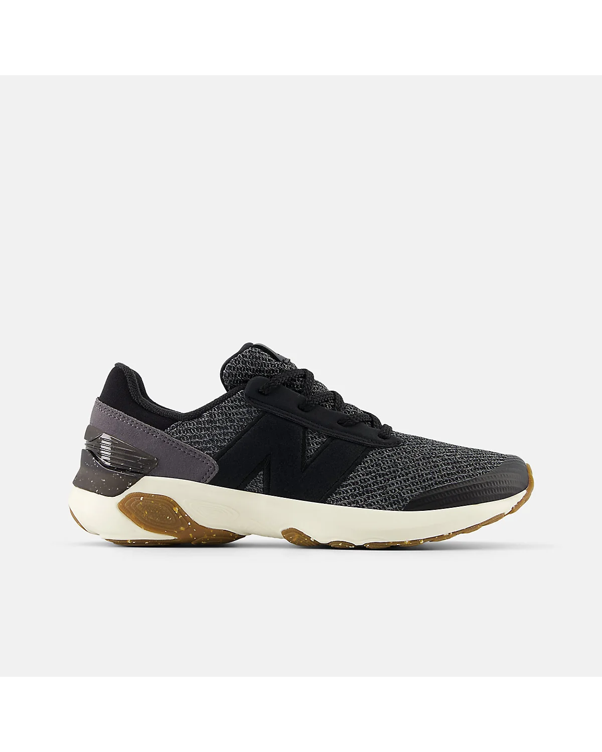 Кроссовки New Balance 1440v1 чёрные с серой вставкой и коричневой подошвой, вид сбоку