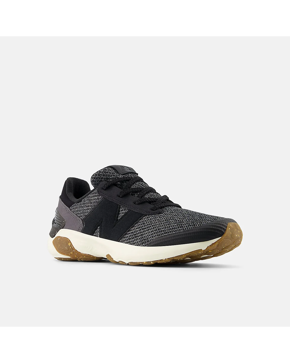 Кроссовки New Balance 1440v1 чёрные с серой вставкой и коричневой подошвой, вид спереди