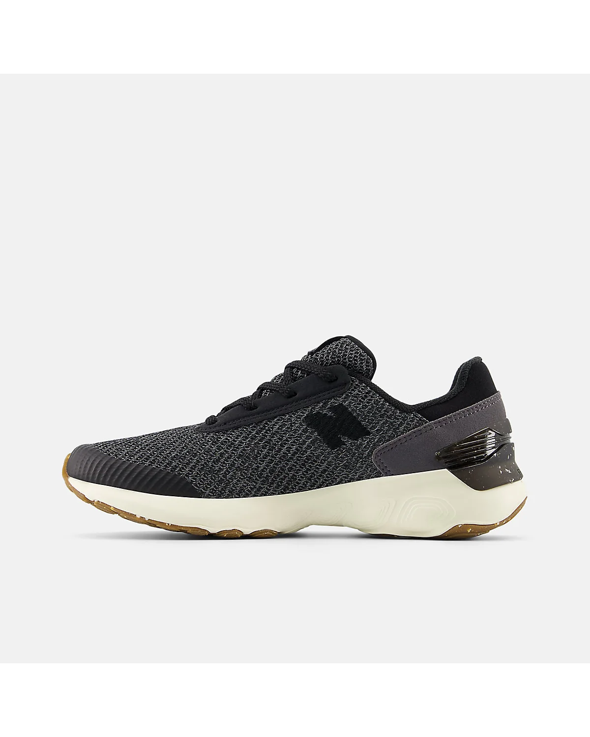 Подошва кроссовок New Balance 1440v1 чёрного цвета с коричневым рельефом и светлой серединой
